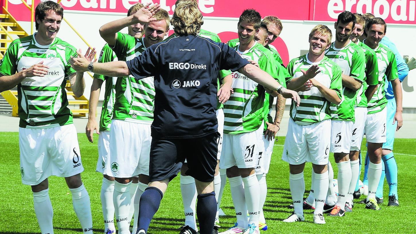 Immer für eine Überraschung gut: Trainer Mike Büskens klatschte nach der Vorstellung seiner neuen Mannschaft mit allen Spielern ab. Immer für eine Überraschung gut: Trainer Mike Büskens klatschte nach der Vorstellung seiner neuen Mannschaft mit allen Spielern ab.