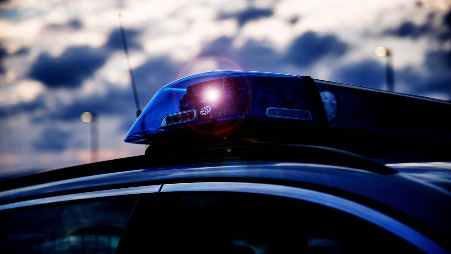 Ein 21-Jähriger nahm auf der A6 bei Roth bei der Baustelle eine Warnbake mit seinem Kleintransporter mit. Die Teile blieben auf der Fahrbahn liegen. Der Mann fuhr anschließend weiter, bevor die Polizei an der Unfallstelle eintraf. Ein 21-Jähriger nahm auf der A6 bei Roth bei der Baustelle eine Warnbake mit seinem Kleintransporter mit. Die Teile blieben auf der Fahrbahn liegen. Der Mann fuhr anschließend weiter, bevor die Polizei an der Unfallstelle eintraf.