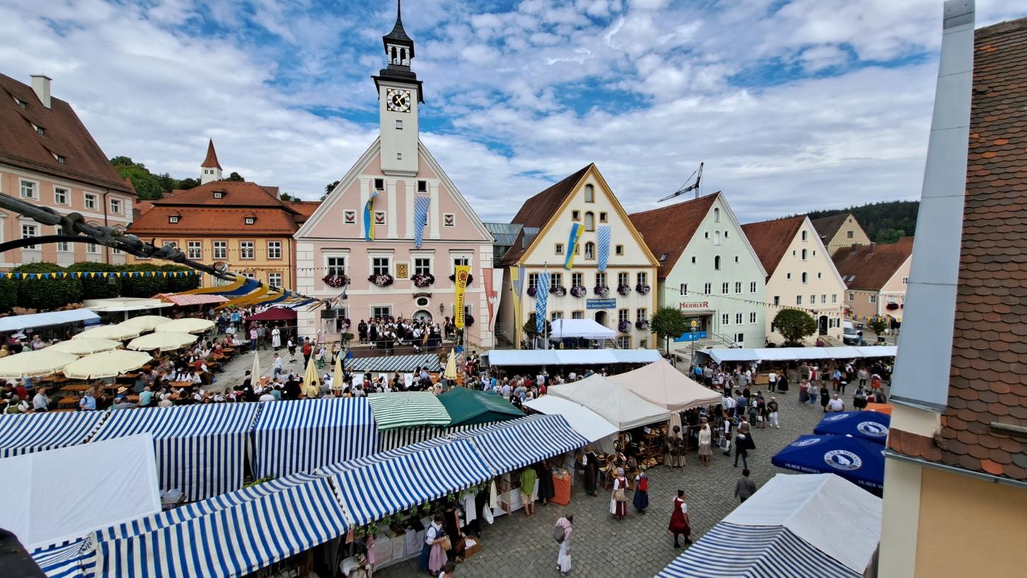 Der Gredinger Trachtenmarkt findet wieder statt am 2. und 3. September auf dem Marktplatz. Der Gredinger Trachtenmarkt findet wieder statt am 2. und 3. September auf dem Marktplatz.