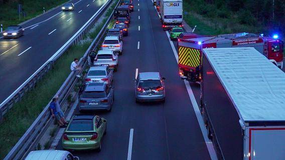 Drängler in Franken fährt nach schwerem Unfall durch Rettungsgasse - vor laufender Kamera (Video)