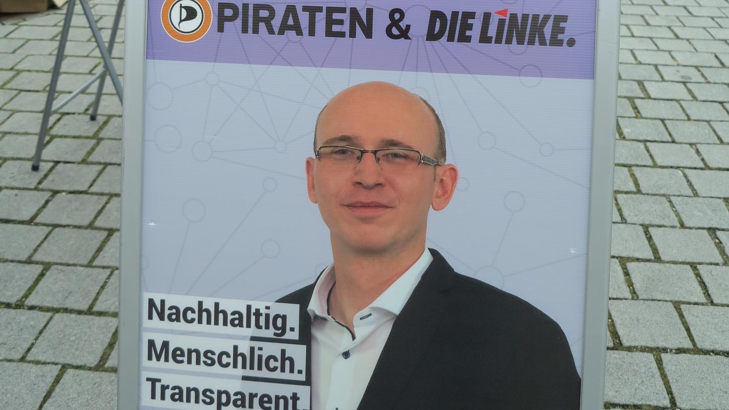 Peter Reitmaier trat bei der Kommunalwahl 2020 als gemeinsamer Kandidat von Piraten und der Linke als Bürgermeisterkandidat an. Nun wirft er seinen Hut bei der Bezirkstagswahl in den Ring - als Spitzenkandidat der Piraten Mittelfranken im Wahlkreis Ansbach Süd/Weißenburg-Gunzenhausen. Peter Reitmaier trat bei der Kommunalwahl 2020 als gemeinsamer Kandidat von Piraten und der Linke als Bürgermeisterkandidat an. Nun wirft er seinen Hut bei der Bezirkstagswahl in den Ring - als Spitzenkandidat der Piraten Mittelfranken im Wahlkreis Ansbach Süd/Weißenburg-Gunzenhausen.