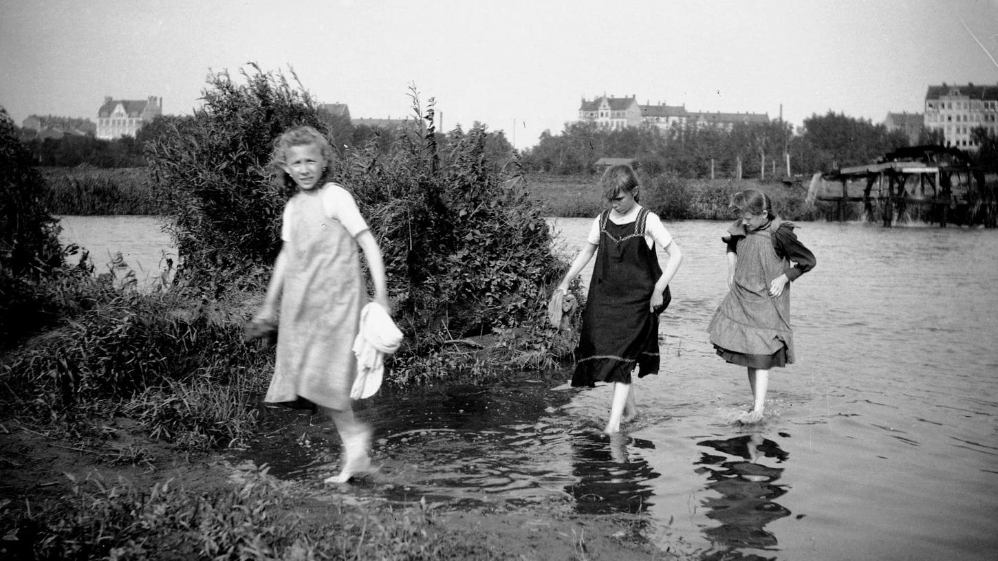 Herrlich frisch das Wasser, wunderbar die Umgebung: Aber wo sind die drei Mädels dem Fotografen samt klapperndem Wasserrad vor die Linse gekommen? Herrlich frisch das Wasser, wunderbar die Umgebung: Aber wo sind die drei Mädels dem Fotografen samt klapperndem Wasserrad vor die Linse gekommen?