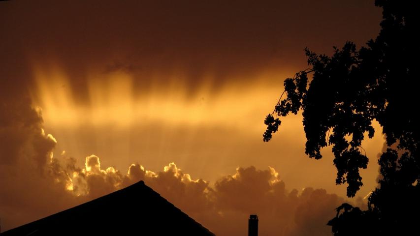 Nach einem schweren Unwetter leuchtete der Himmel in Erlangen in einem spektakulären Goldton. Als die Wolkendecke kurzzeitig aufriss, tauchte die untergehende Sonne den Abendhimmel in ein magisches, fast übernatürliches Licht.  Mehr Leserfotos finden Sie hier