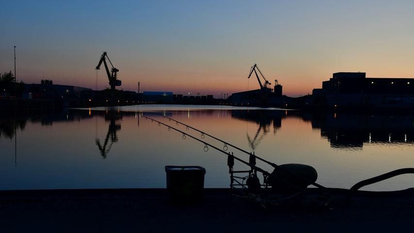 Die Kräne im Hafen haben Container am Haken, die Angler vielleicht den einen oder anderen Fisch.   Mehr Leserfotos finden Sie hier