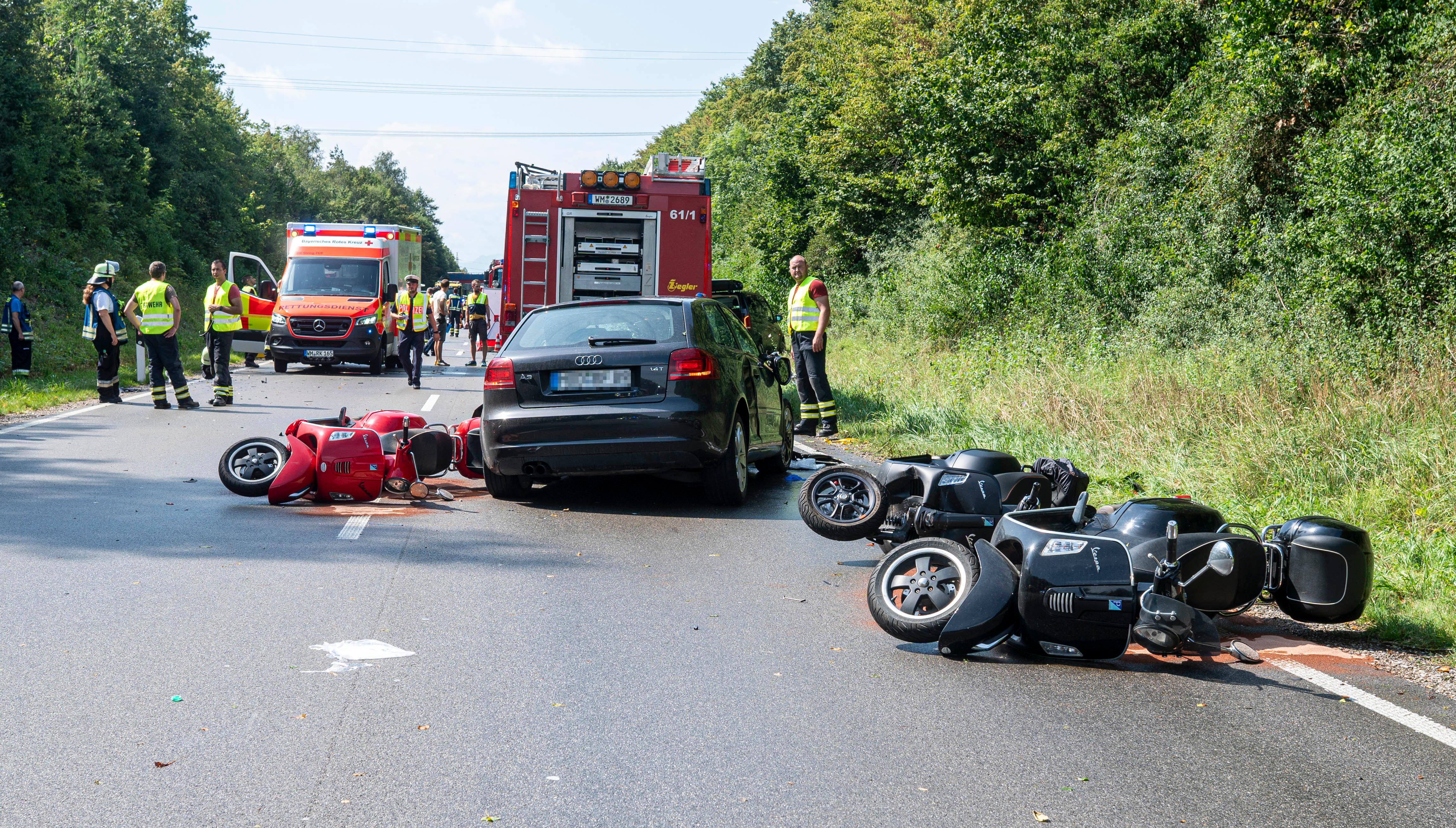 Horror-Crash: Auto Schleudert Bei Schongau In Menschentraube - Mehrere ...