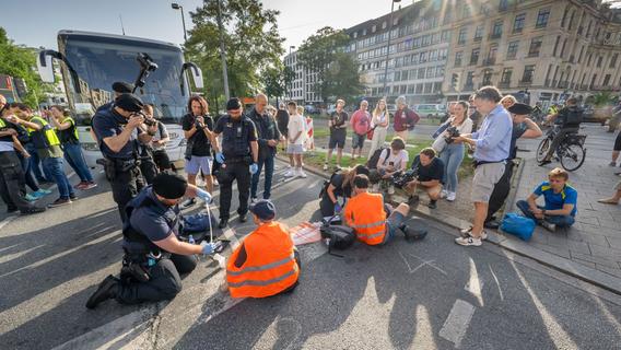 Klimaaktivisten blockieren Straßen in München