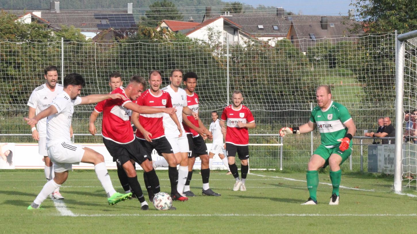 Eine gute Defensivarbeit wird für den TSV 1860 Weißenburg (wie gegen den SC 04 Schwabach) auch gegen Erlangen-Bruck die Basis für einen möglichen Erfolg sein. Eine gute Defensivarbeit wird für den TSV 1860 Weißenburg (wie gegen den SC 04 Schwabach) auch gegen Erlangen-Bruck die Basis für einen möglichen Erfolg sein.