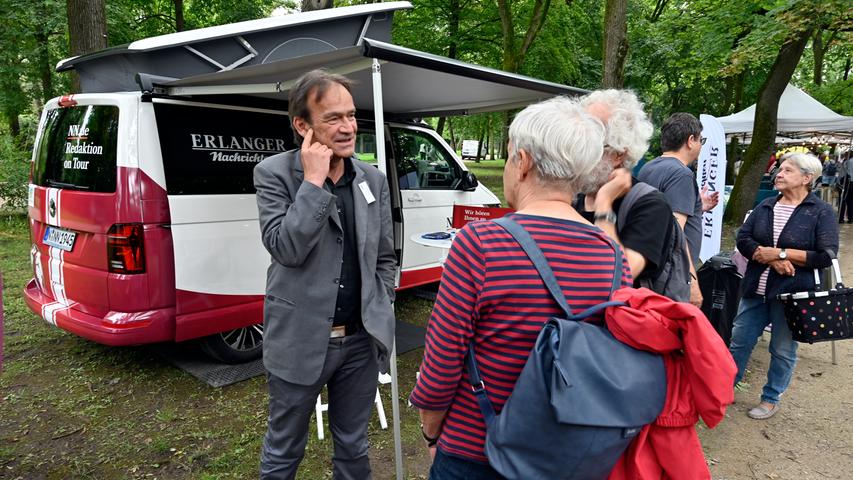 NN-Autor Hans Böller im Gespräch mit Besuchern des Poetenfests am nagelneuen Bus des Verlags Nürnberger Presse.  
