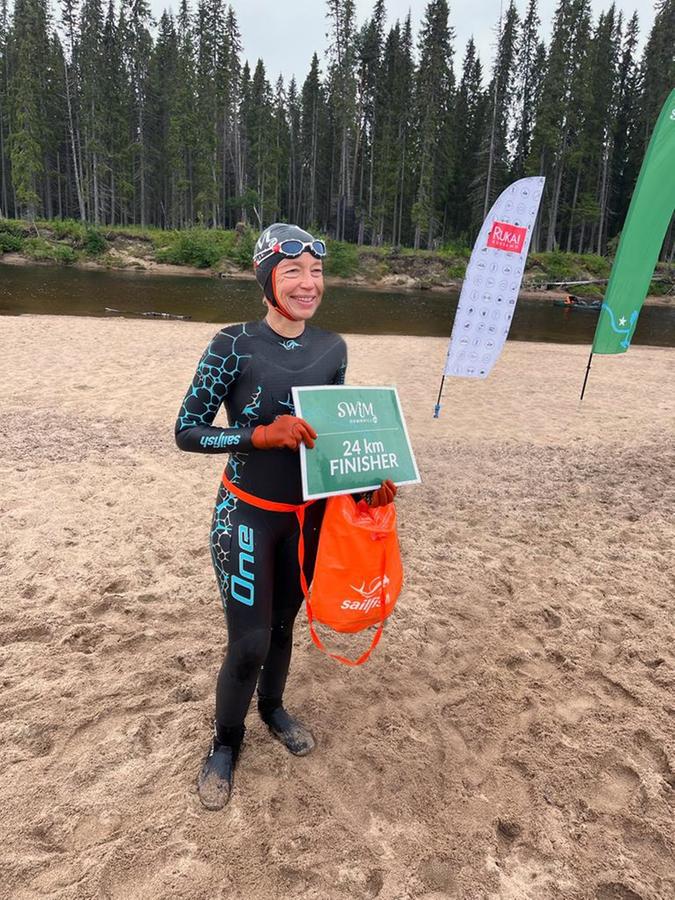 Geschafft: Nach sieben Stunden im kalten Flusswasser konnte Christiane Riefler gemeinsam mit den 100 anderen Teams feiern. Geschafft: Nach sieben Stunden im kalten Flusswasser konnte Christiane Riefler gemeinsam mit den 100 anderen Teams feiern.
