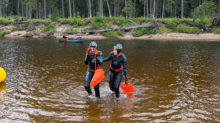 Memmert-Chefin Christiane Riefler hat mit ihrer Tochter in Nordfinnland am Downhillschwimmenteilgenommen. Memmert-Chefin Christiane Riefler hat mit ihrer Tochter in Nordfinnland am Downhillschwimmenteilgenommen.