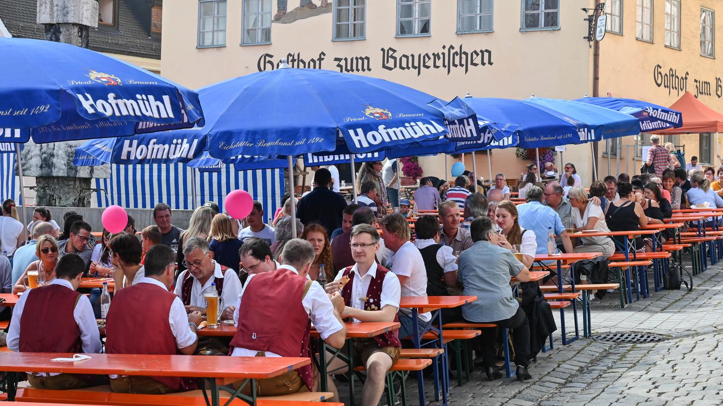 Vergangenen Sommer wurde in der Gredinger Ortsmitte fröhlich gefeiert, doch 2023 spielte der Wettergott nicht mit. Vergangenen Sommer wurde in der Gredinger Ortsmitte fröhlich gefeiert, doch 2023 spielte der Wettergott nicht mit.