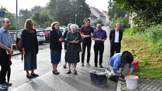 Sieben Stolpersteine in Sulzbürg verlegt: "Ich bin auf der Suche nach der Geschichte meiner Familie"