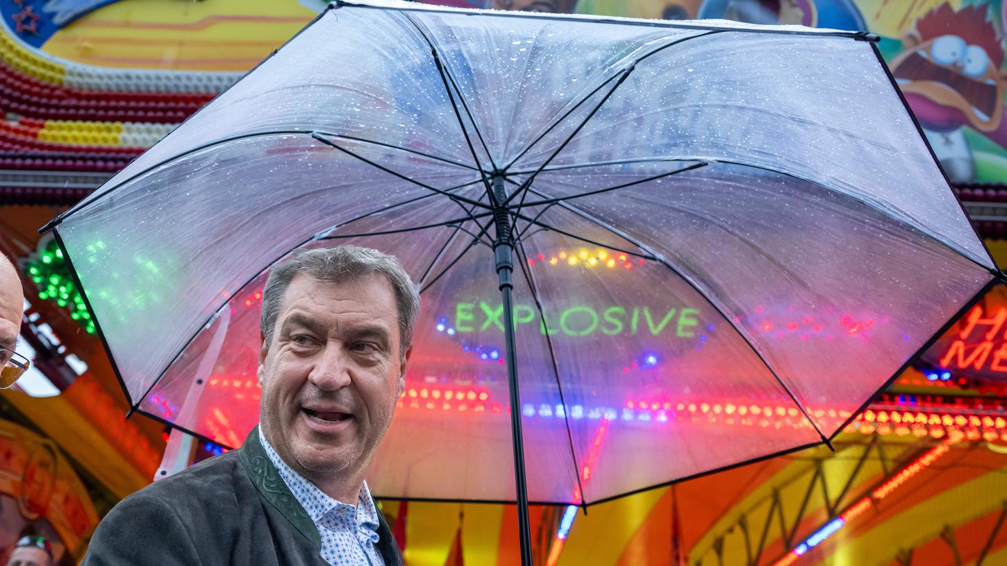  Markus Söder verlässt nach seiner Rede auf dem Parsberger Volksfest mit einem Schirm das Festgelände. 