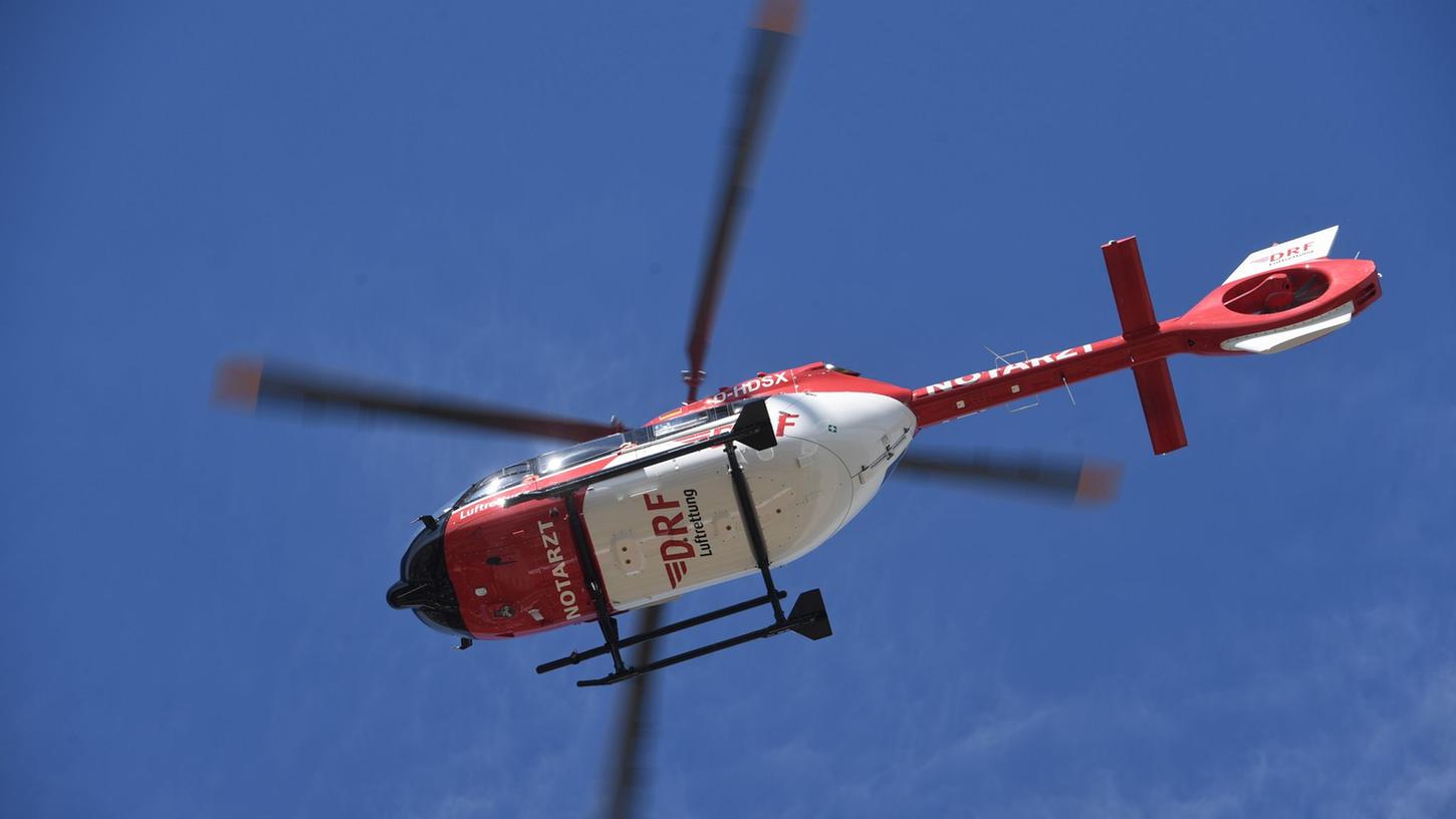 Ein Rettungshubschrauber fliegt am Himmel. Ein Rettungshubschrauber fliegt am Himmel.