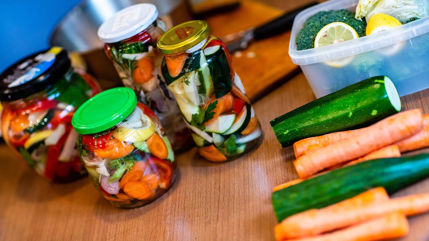 Durch Einlegen kann man viele Gemüsesorten haltbar machen. Kann man auch Paprika einlegen?