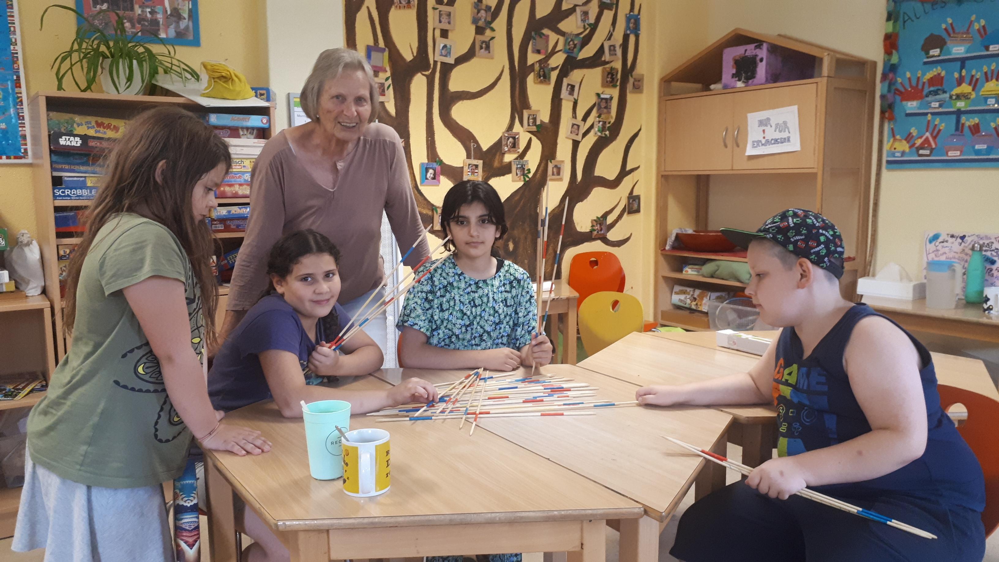 Mit Engelsgeduld: Nürnbergerin fördert seit 30 Jahren Kinder aus sozial ...