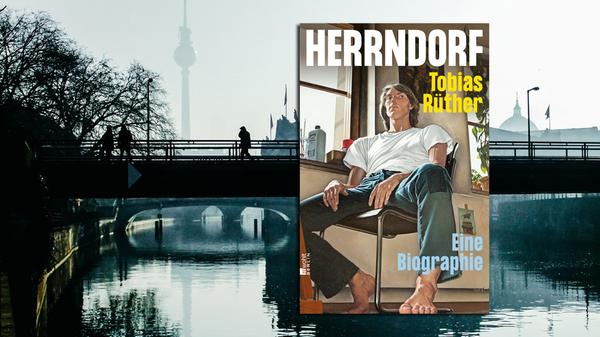 Er war der Rollschuhfahrer, der von Dürer träumte: Wolfgang Herrndorf lebte in Nürnberg zehn Jahre als Kunststudent. Dann fand sein Roman "Tschick" ein Millionenpublikum. Ein Gehirntumor verfinsterte ihm die Zukunft, bevor er sich 2013 in Berlin erschoss. Das war vor zehn Jahren. In "Herrndorf: eine Biografie" erzählt Tobias Rüther sein kurzes, aber intensives Leben. Lesenswert! (Rowohlt, 25 Euro) Christian Mückl