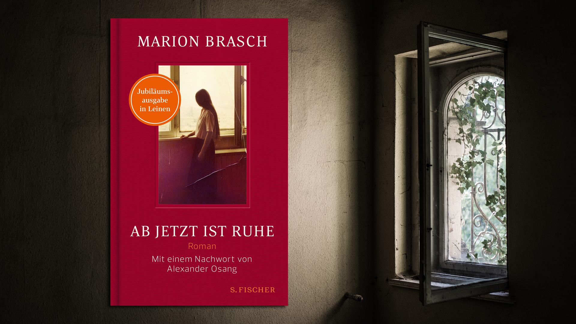 An den großen Autor, Dichter und Filmemacher Thomas Brasch kann man nicht oft genug erinnern, und ein Film wie "Lieber Thomas" tat immerhin das. Noch viel besser ist der Roman "Ab jetzt ist Ruhe" von seiner Schwester Marion Brasch, die über die vier begabten Geschwister und ihre aus dem englischen Exil in die DDR zurückgekehrten Eltern ein abgeklärt heiteres Familienporträt schuf. Die Tragik bleibt nicht außen vor, denn als einziges Mädchen ist sie auch die einzige Überlebende dieser genialisch Gefährdeten... Eine schöne Neuausgabe, die nach zehn Jahren zum Wieder- wie Neulesen einlädt (S. Fischer, 26 Euro). Wolf Ebersberger
