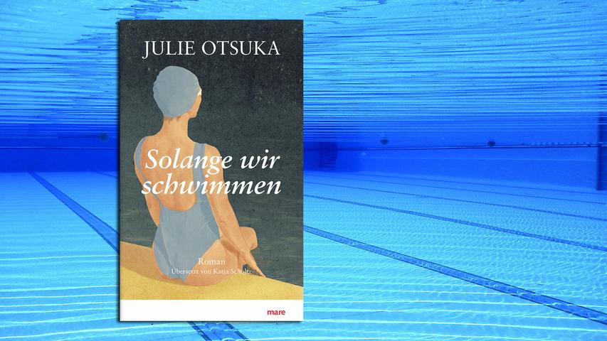 "Die Schwimmer" hieße dieses herrliche Buch ganz schlicht auf Deutsch, und Alice, eine Rentnerin, ehemals Labortechnikerin, ist ja eine von ihnen. Wie alle anderen, die in ihrer Freizeit in das Keller-Schwimmbad in einer kalifornischen Großstadt pilgern, um dort ihre Bahnen zu ziehen, im Wasser den Alltag abzuwaschen und zu Ruhe, innerer Reinigung, ja zu sich selbst zu finden. "Solange wir schwimmen" von Julie Otsuka beschreibt ein Ritual und seine Anhänger, bunt und lustig wie bei Fellini... bis sich alles ändert. Ein Riss ist im Boden des Beckens - und in Alices Kopf: Sie wird zunehmend dement. Was bleibt ihr, wie geht sie, wie ihre Tochter damit um? Ein ebenso trauriger wie aberwitzig komischer Roman mit vielen Stimmen und überraschenden Perspektiven! (Mare, 20 Euro) Wolf Ebersberger