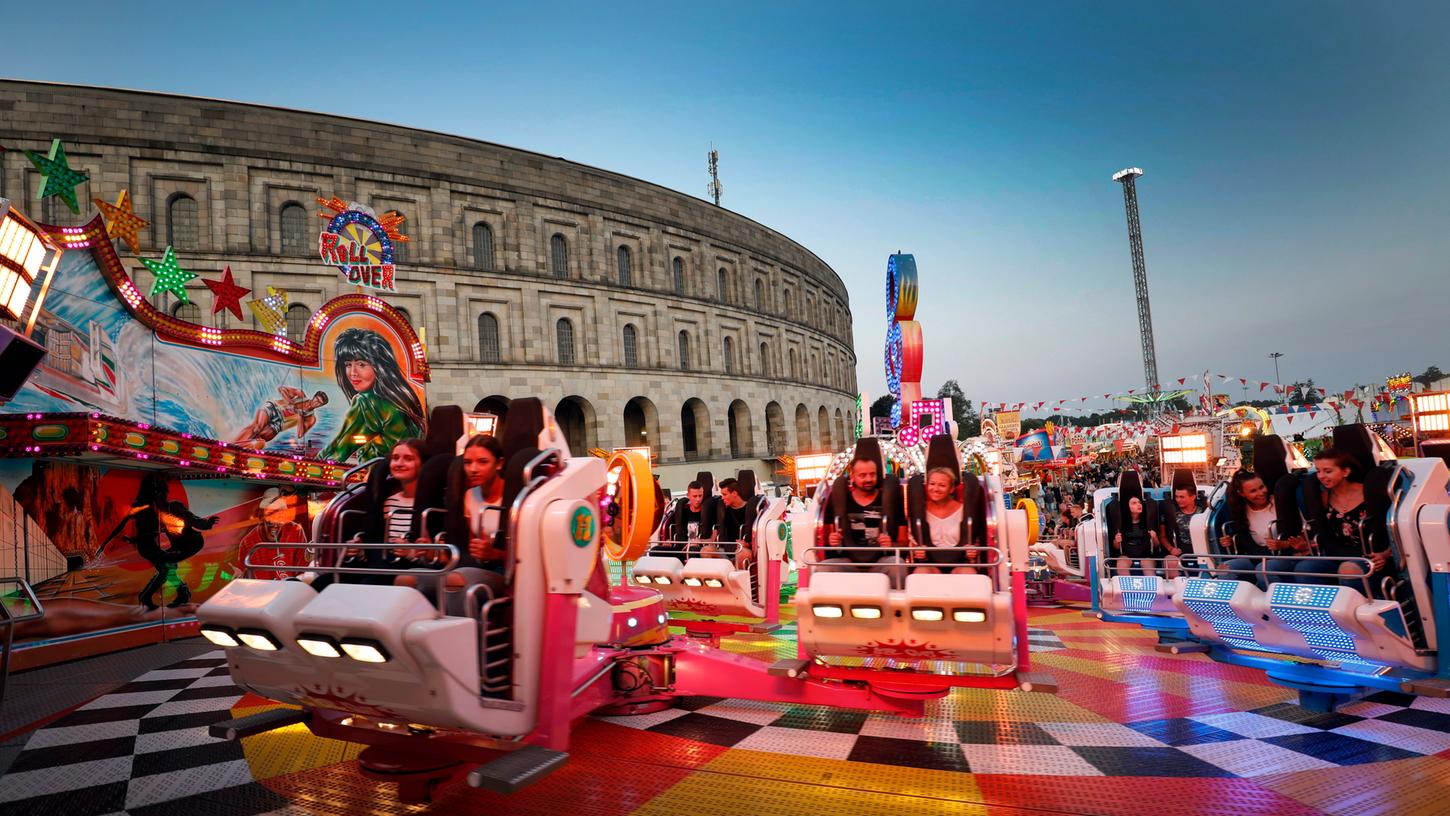 Das Volksfest in Nürnberg am Dutzendteich lockt jedes Jahr Tausende Besucherinnen und Besucher an.