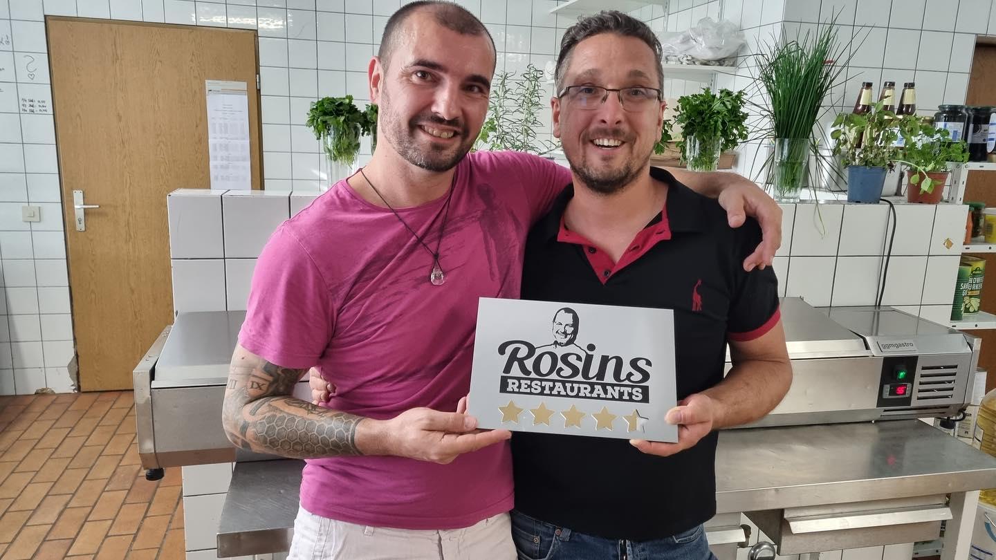 Jörg Stützinger (rechts) und sein Bruder Robert verabschieden sich mit diesem Bild auf Facebook. Das Ende des Betriebs in Neumarkt ist das aber nicht. Jörg Stützinger (rechts) und sein Bruder Robert verabschieden sich mit diesem Bild auf Facebook. Das Ende des Betriebs in Neumarkt ist das aber nicht.