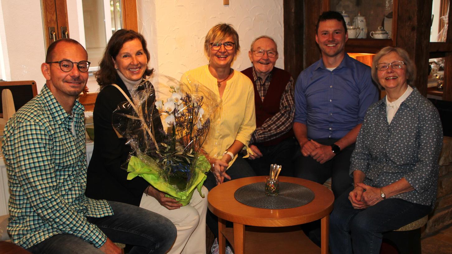Foto: Große Freude im neuen Café (von links): Mario Zuin, 2. Bürgermeisterin Claudia Lux, Rita Zuin, Walter Mehl, Matthias Häcker und Ursula Mehl.