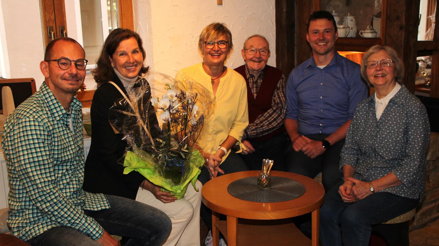 Foto: Große Freude im neuen Café (von links): Mario Zuin, 2. Bürgermeisterin Claudia Lux, Rita Zuin, Walter Mehl, Matthias Häcker und Ursula Mehl. Foto: Große Freude im neuen Café (von links): Mario Zuin, 2. Bürgermeisterin Claudia Lux, Rita Zuin, Walter Mehl, Matthias Häcker und Ursula Mehl.