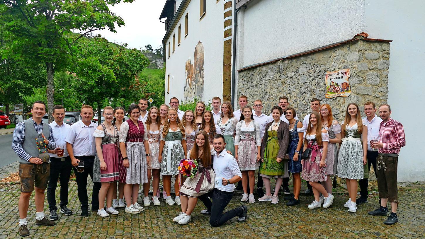 Zwölf Kerwapaare nahmen am Austanzen in Pottenstein teil. Zwölf Kerwapaare nahmen am Austanzen in Pottenstein teil.