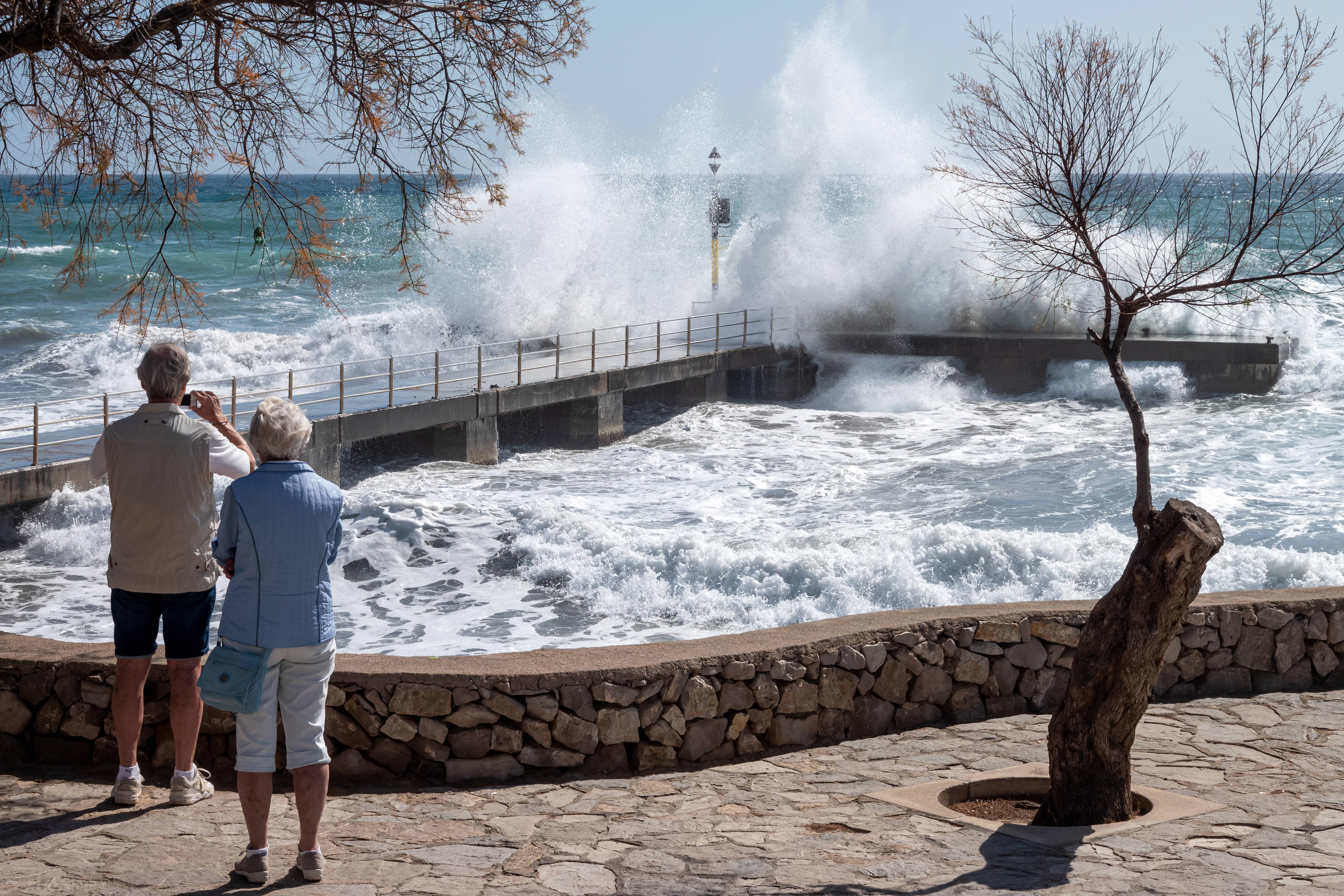 Heftiges Unwetter Rollt über Mallorca - Sogar Kreuzfahrtschiff Reißt ...