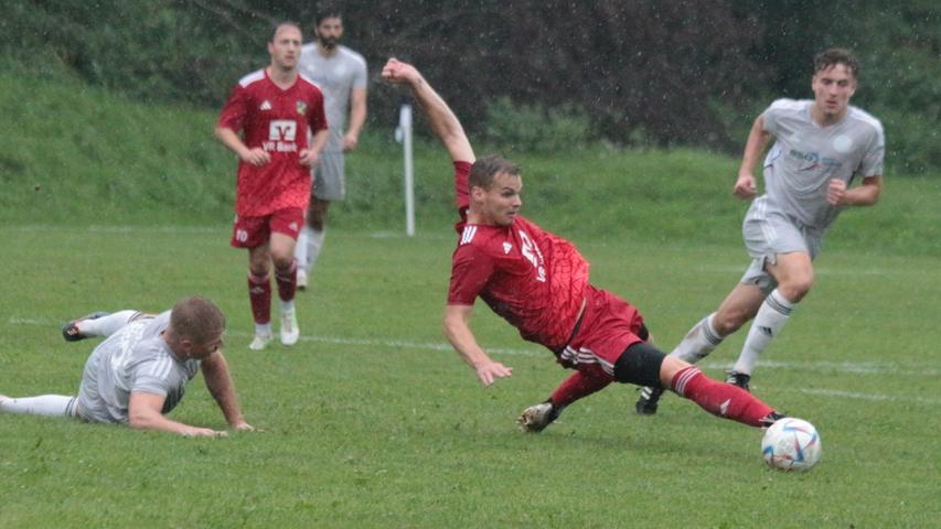 Sebastian Graf (am Ball) war zweifacher Torschütze für die SG Nennslingen/Bergen beim 3:3 gegen Allersberg. Sebastian Graf (am Ball) war zweifacher Torschütze für die SG Nennslingen/Bergen beim 3:3 gegen Allersberg.