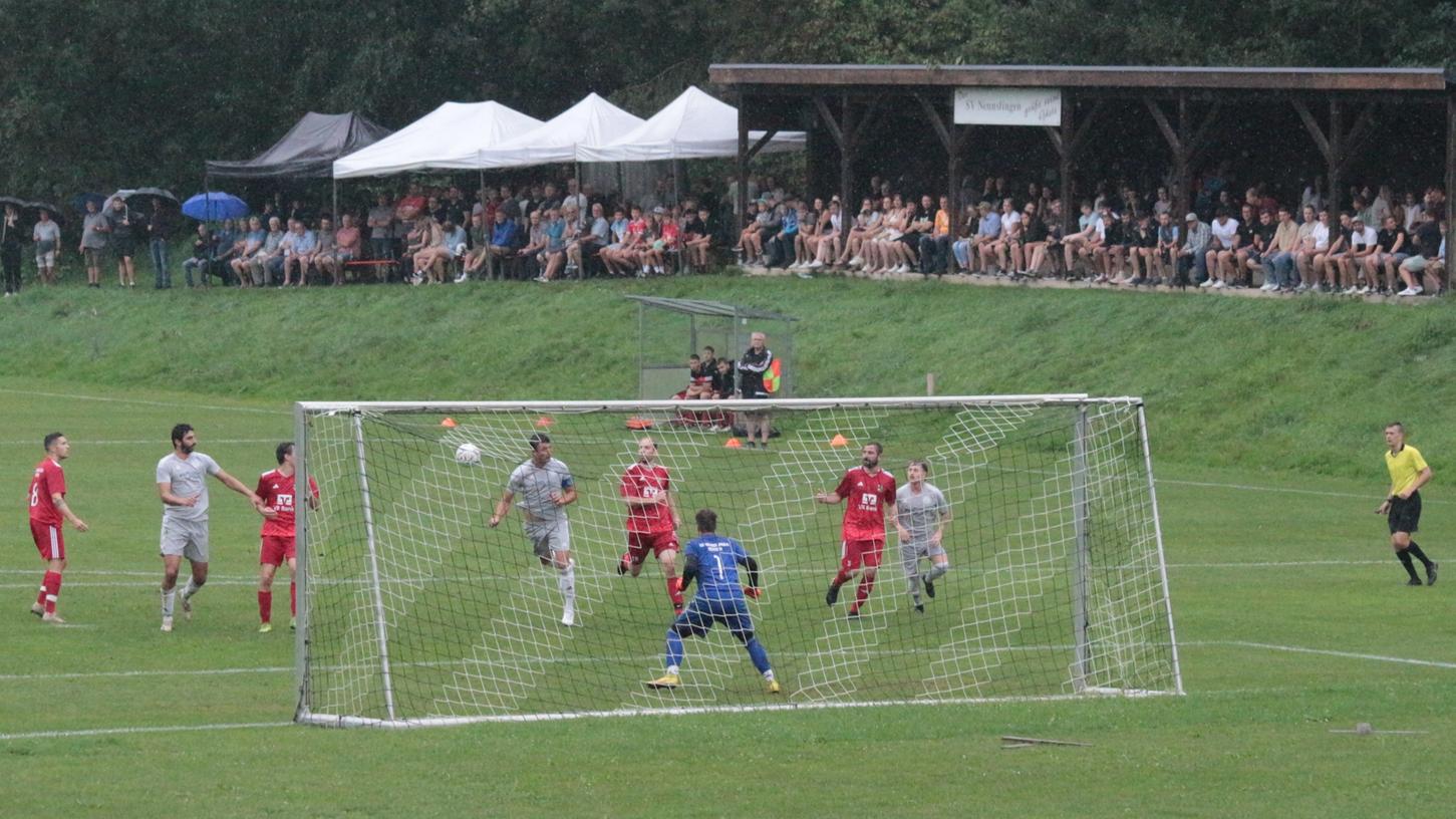 Ungewohnte Perspektive aufs Nennslinger Fußballfeld: Diese Aufnahme entstand aus Blickrichtung des Bogenschützenplatzes und zeigt das 0:1 durch den Allersberger Kapitän Peter Ramsauer (Vierter von links) beim völlig verregneten Kirchweih-Spiel, das vor großer Zuschauerkulisse mit einem 3:3 endete. Ungewohnte Perspektive aufs Nennslinger Fußballfeld: Diese Aufnahme entstand aus Blickrichtung des Bogenschützenplatzes und zeigt das 0:1 durch den Allersberger Kapitän Peter Ramsauer (Vierter von links) beim völlig verregneten Kirchweih-Spiel, das vor großer Zuschauerkulisse mit einem 3:3 endete.