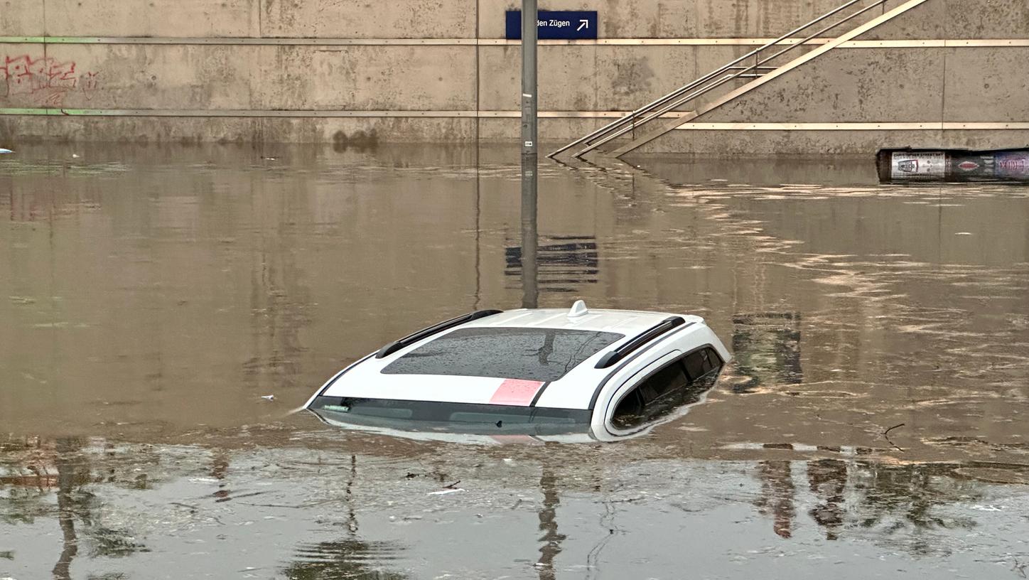 Auch die Haltestelle Steinbühl in Nürnberg wurde stark von den Fluten getroffen. Da, wo es zu den Zügen geht, fahren ab Dienstag auch wieder welche.