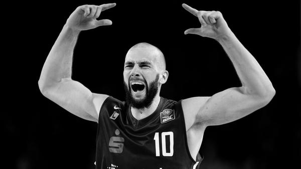 Der langjährige Basketball-Profi Dennis Kramer ist bei einem Autounfall am Sonntagabend ums Leben gekommen. Kramer wurde 31 Jahre alt und bestritt bis 2021 insgesamt 188 Bundesliga-Spiele für die oberfränkischen Brose Baskets Bamberg, TBB Trier, EWE Baskets Oldenburg und für die Göttinger.