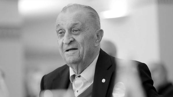 Der Bayerische Fußball-Verband trauert: Der ehemalige Präsident Heinrich Schmidhuber ist am Montag, 28. August, verstorben. Das teilte der Verband nur einen Tag später mit. Er wurde 87 Jahre alt und stand von 1998 bis 2004 an der Spitze des Verbandes. Seine Zeit beim BFV war damit aber nicht vorbei. Auch in schwierigen Zeiten übernahm er laut dem aktuellen BFV-Präsidenten Christoph Kern das Amt des Präsidenten und brachte ihn wieder "in ein ruhiges Fahrwasser". Außerdem war er als Schatzmeister beim Deutschen Fußball-Bund Mitglied.