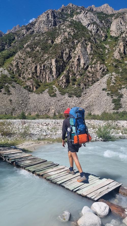 Die Brücke hält: Ole überquert einen Gletscherfluss im Ala-Archa-Tal  in Kirgistan. Das ganze Interview zu dieser Bildergalerie lesen sie auf NN.de.