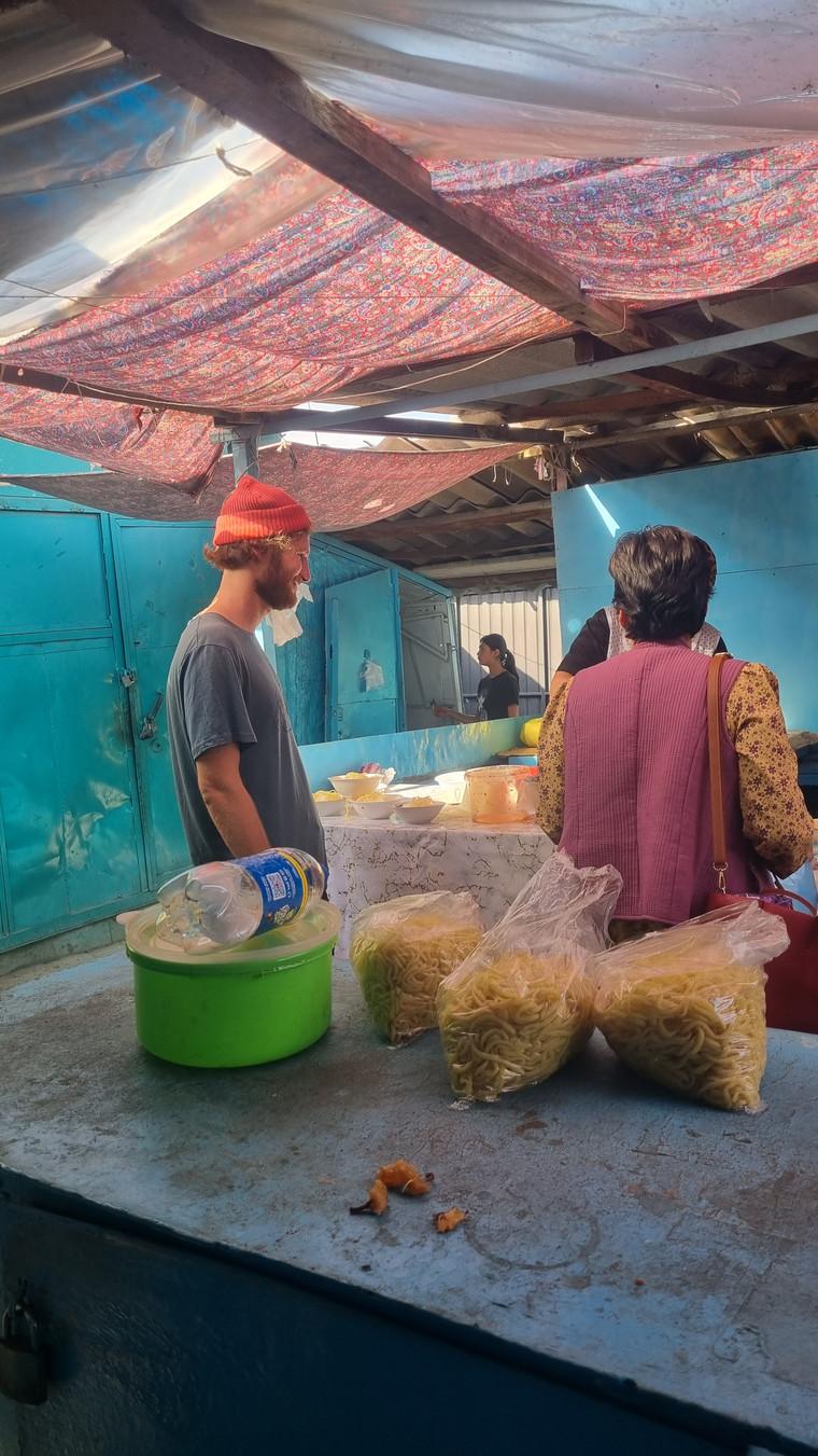 Ole bestellt Ashlan Fu auf dem Bazar in Karakol in Kirgistan. Das ausführliche Interview zu dieser Bildergalerie lesen sie auf nn.de.