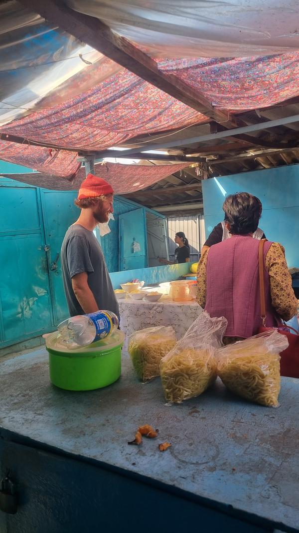 Ole bestellt Ashlan Fu auf dem Bazar in Karakol in Kirgistan. Das ausführliche Interview zu dieser Bildergalerie lesen sie auf nn.de.