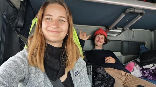 Pauline und Ole im LKW auf dem Weg ins Trusso Tal im Norden von Georgien.