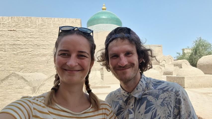 Pauline und Ole in Khiva mit seiner gut erhaltenen Altstadt in Usbekistan. Welche Tramping-Erfahrungen sie bisher gemacht haben, welche brenzligen Situationen sie erlebt haben und was sie raten unbedingt mitzunehmen, erfahren Sie  im großen Interview auf NN.de.