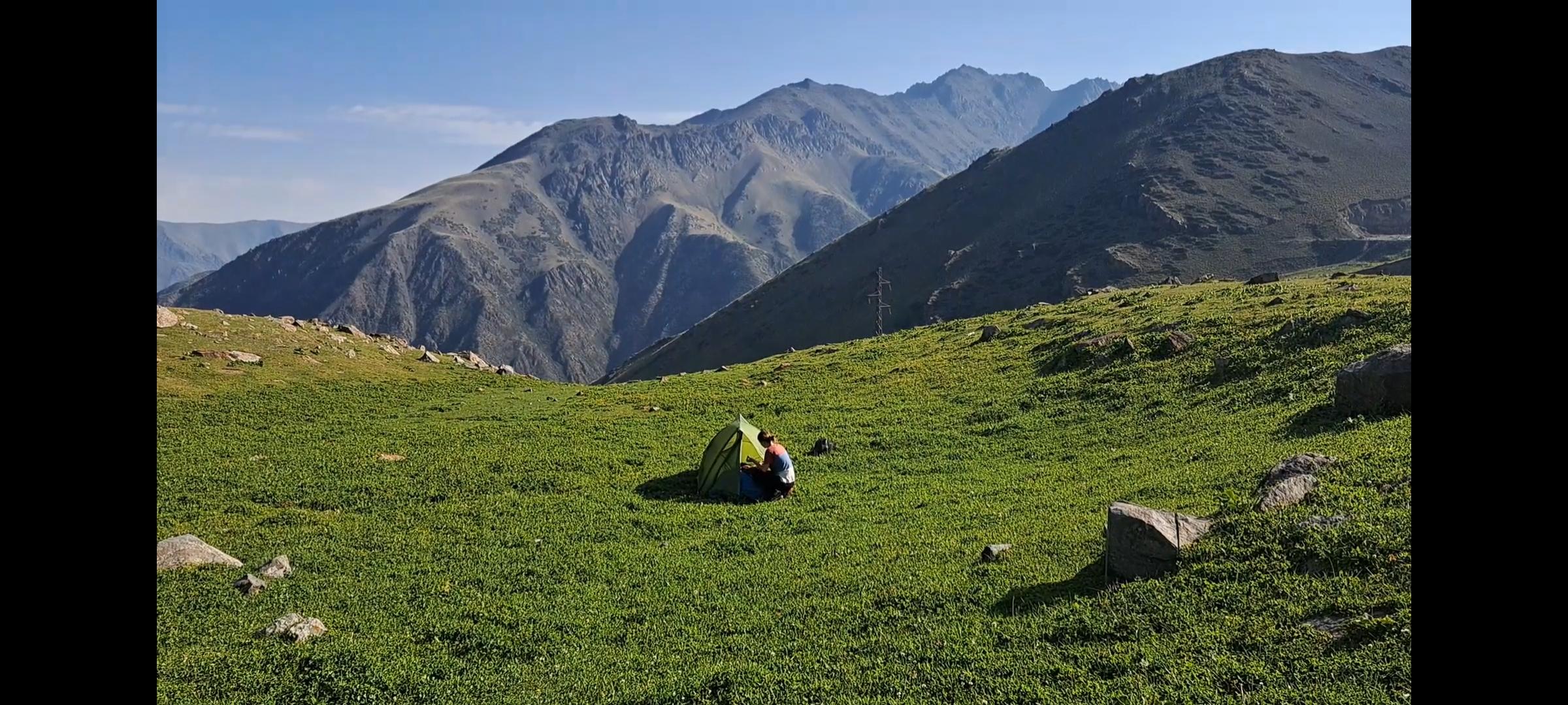 Pauline bereitet das Zelt in Kirgistan nahe der Sulutor Seen für die Nacht vor. Das ausführliche Interview zu dieser Bildergalerie lesen sie auf NN.de.