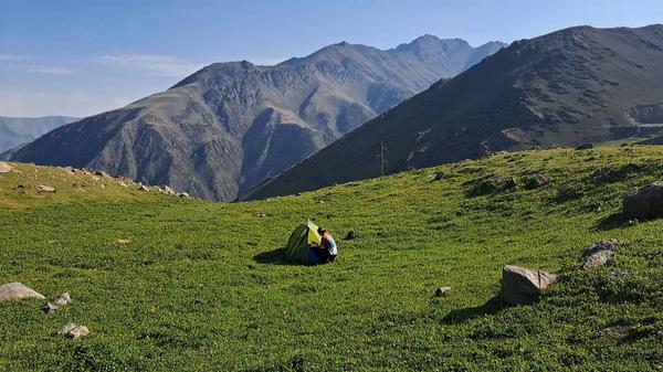 Pauline bereitet das Zelt in Kirgistan nahe der Sulutor Seen für die Nacht vor. Das ausführliche Interview zu dieser Bildergalerie lesen sie auf NN.de.