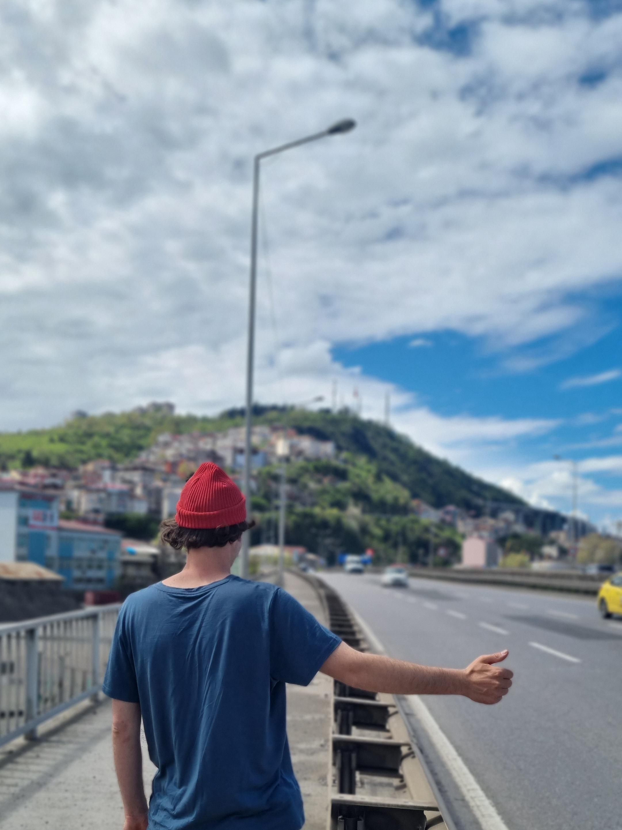 Ole versucht eine Mitfahrgelegenheit bei Trabzon (Türkei) zu organisieren.