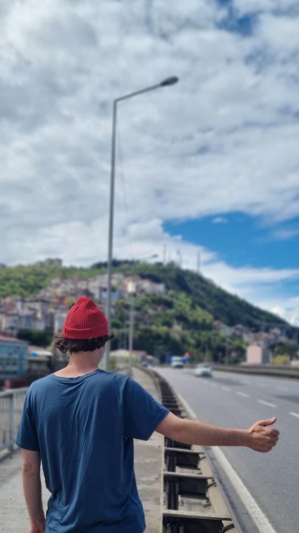 Ole versucht eine Mitfahrgelegenheit bei Trabzon (Türkei) zu organisieren.