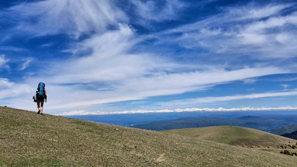 Pauline bestaunt vom Borjomi Nationalpark aus bis zu 5200 m hohe Berge (Georgien).