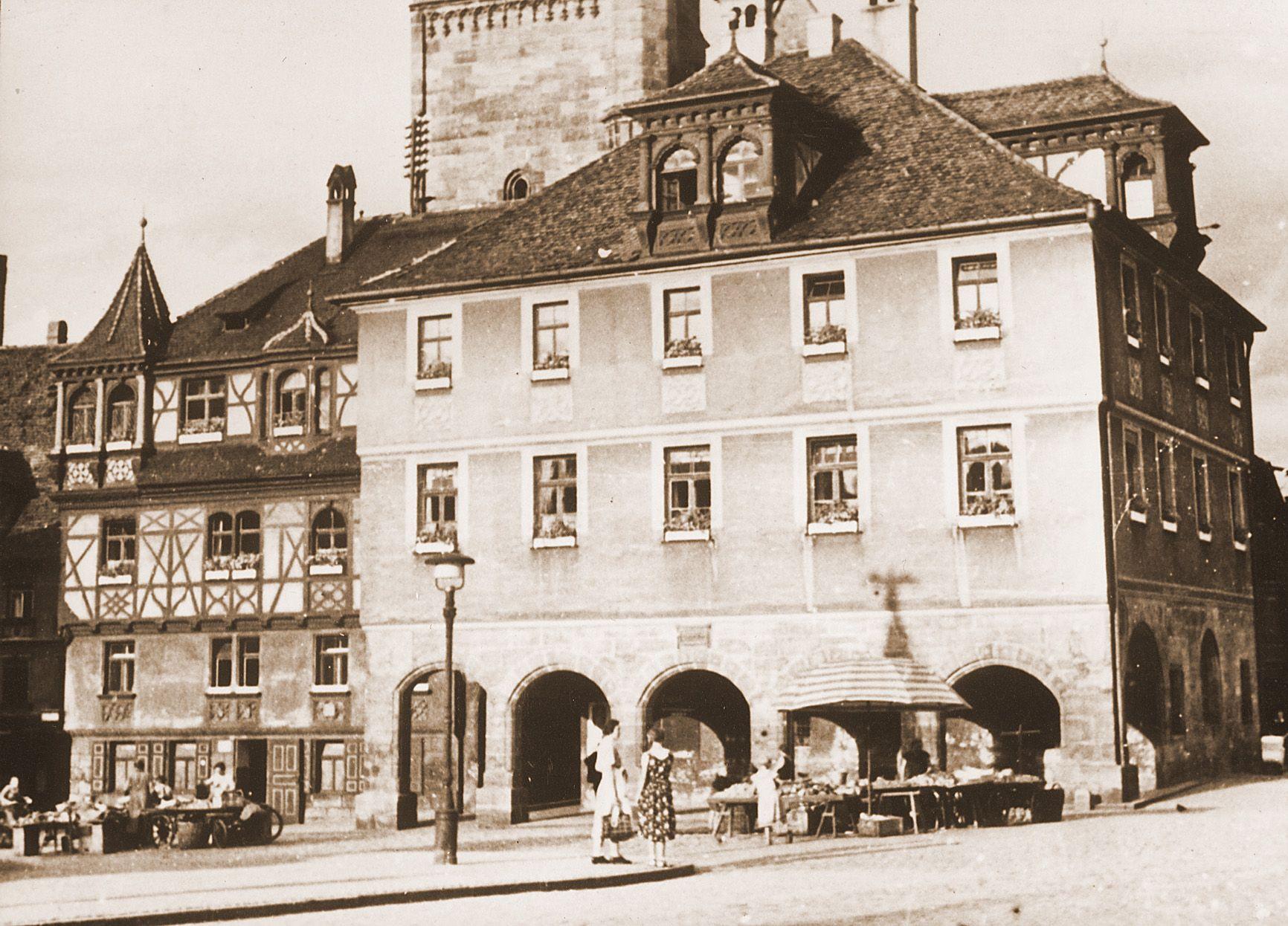 Eine alte Aufnahme des Schwabacher Rathauses aus der Zeit kurz vor dem Ersten Weltkrieg. Damals war das Fachwerk zum größten Teil noch nicht freigelegt.