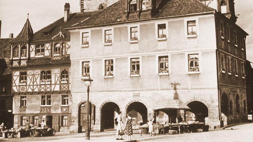 Eine alte Aufnahme des Schwabacher Rathauses aus der Zeit kurz vor dem Ersten Weltkrieg. Damals war das Fachwerk zum größten Teil noch nicht freigelegt.