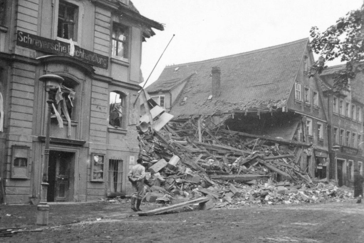 Völlig zerstört wurde beim Luftangriff am 12./13. Oktober 1941 das damalige Pfarrhaus am Martin-Luther-Platz. In den Trümmern starben zwei Kinder. Insgesamt elf Menschen überlebten den Bombenangriff auf Schwabach von 1941 nicht.