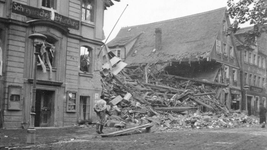 Völlig zerstört wurde beim Luftangriff am 12./13. Oktober 1941 das damalige Pfarrhaus am Martin-Luther-Platz. In den Trümmern starben zwei Kinder. Insgesamt elf Menschen überlebten den Bombenangriff auf Schwabach von 1941 nicht.