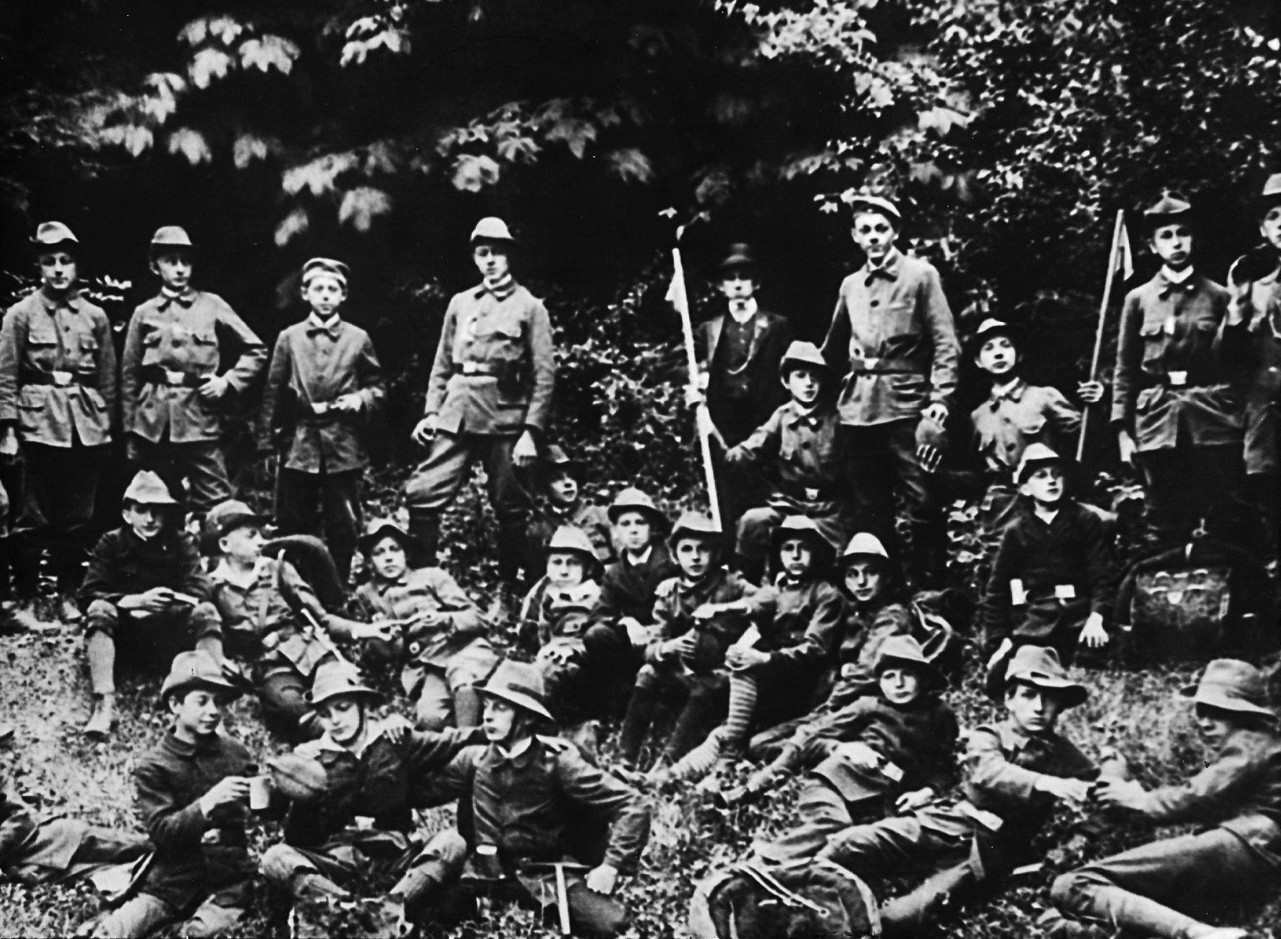Ein Gruppenfoto des Christlichen Vereins Junger Menschen (CVJM) Schwabach im Jahr 1918.