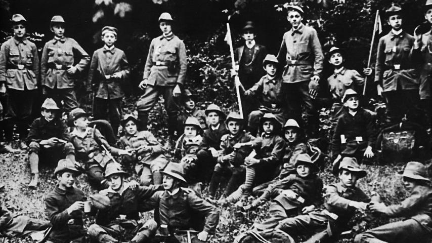 Ein Gruppenfoto des Christlichen Vereins Junger Menschen (CVJM) Schwabach im Jahr 1918.